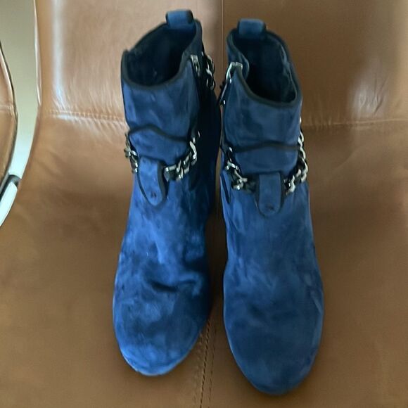 Karl Lagerfeld Lark Chain Suede Booties Size 8/ Excellent - Picture 3 of 7